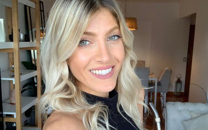 En body escotado y desde la cama, Cande Ruggeri saludó a sus seguidores
