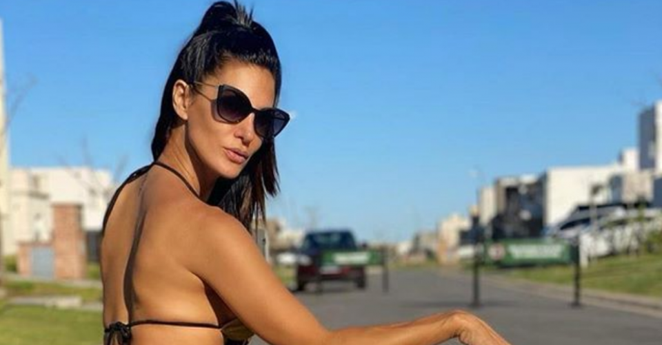 Silvina Escudero improvisó una coreo desde la cama (apenas vestida con un top)