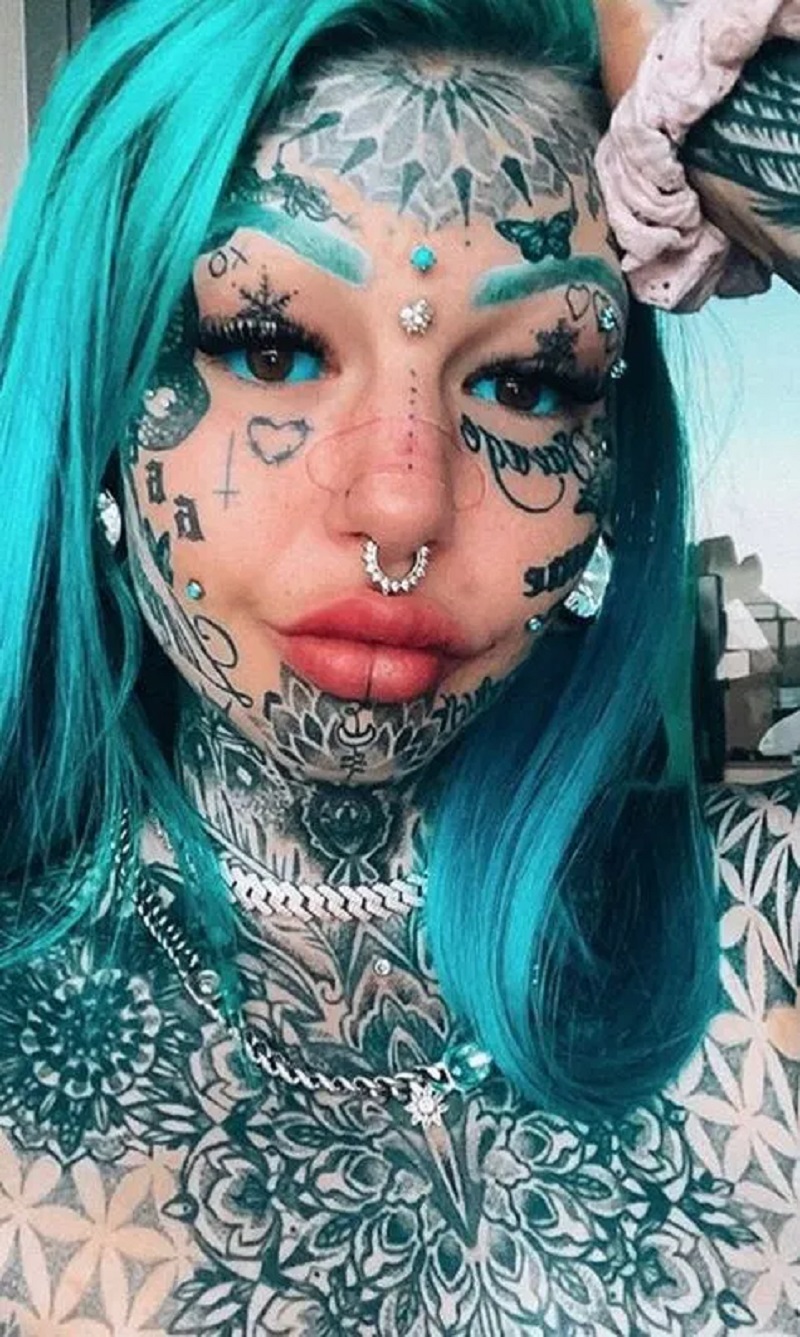 Se tatuó los globos oculares y quedó ciega