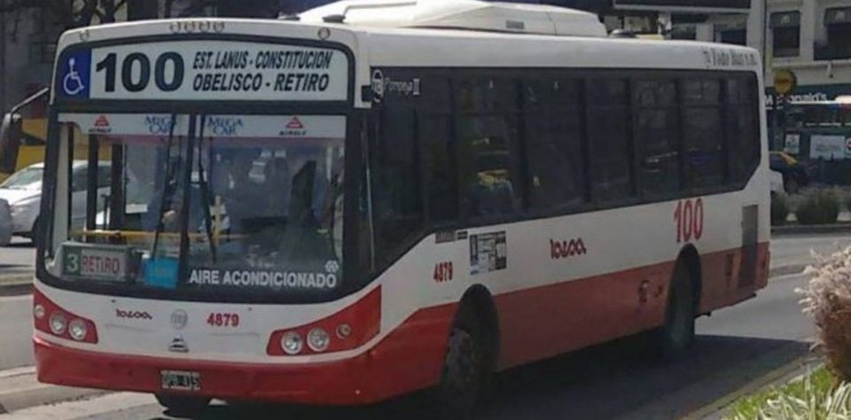 Dos delincuentes mataron a un policía y un pasajero en un tiroteo en un colectivo