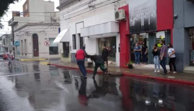 Violó la perimetral y atacó a golpes a su expareja en medio de la calle