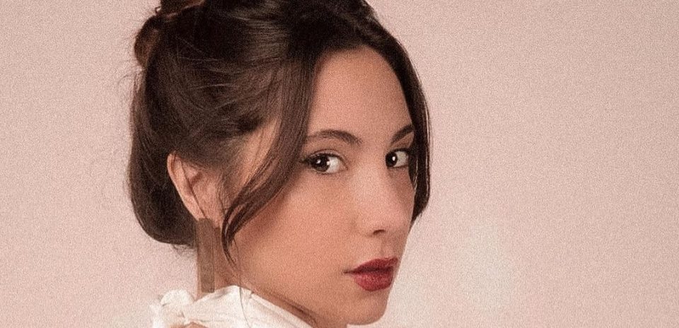 Rayada y espectacular, Magui Bravi exhibió un conjunto para ganarle al calor