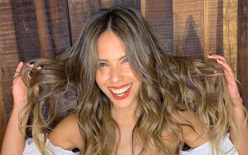 En bikini blanca (escotada), Barby Franco bailó al borde de la pileta