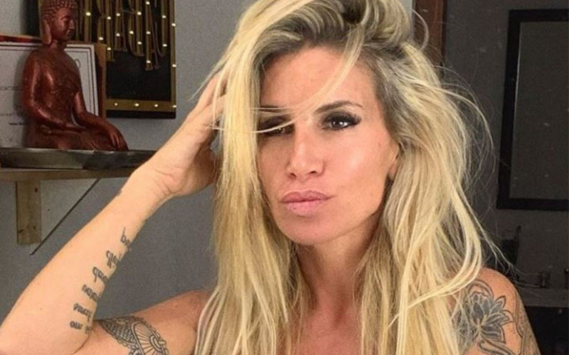 Con una bikini dorada (y mojada), Flor Peña mostró su espléndido bronceado