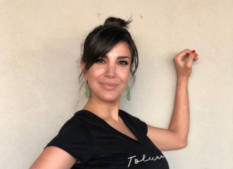 En musculosa floreada y anteojos de sol, el beboteo de Andrea Rincón desde el auto
