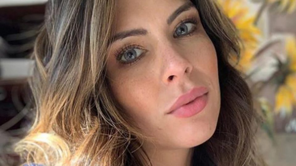 En remera y bombacha, Barby Franco posó junto a un helicóptero: “Con altura”