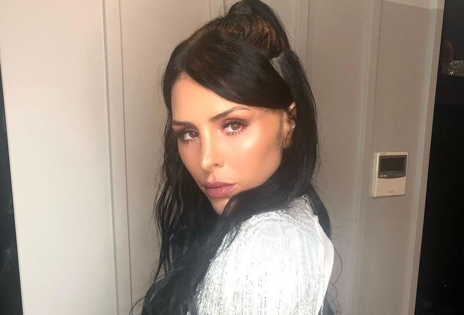 Frente al espejo, Cande Tinelli posó con una bikini bicolor