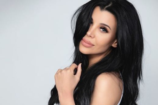 Charlotte Caniggia conquistó con un espectacular vestido rojo y mostrando mucha piel