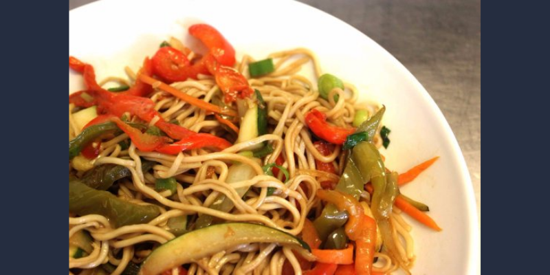 Fideos de arroz salteados con verdura: una receta sana, sabrosa y apta para celíacos