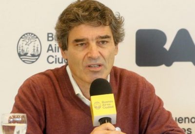 Fernán Quirós se mostró en contra de que los famosos se vacunen para generar confianza