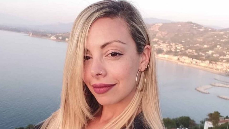 En malla enteriza escotada, Gisela Bernal posó en medio del desierto