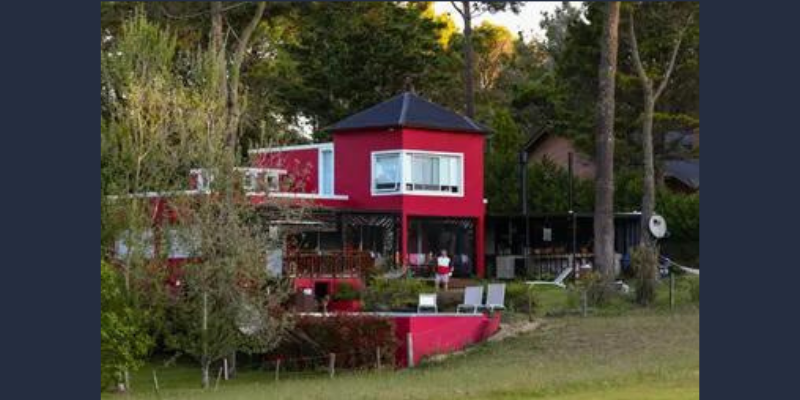 Usurpadores tomaron una casa y le pintaron el frente de otro color