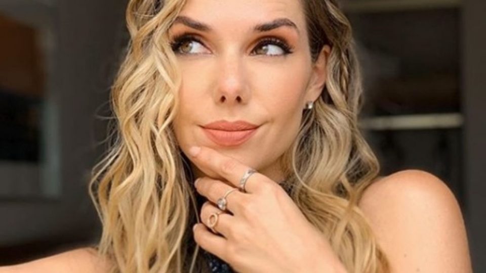 “Buen día”: Julieta Nair Calvo comenzó la mañana con una enorme sonrisa, bajo el sol