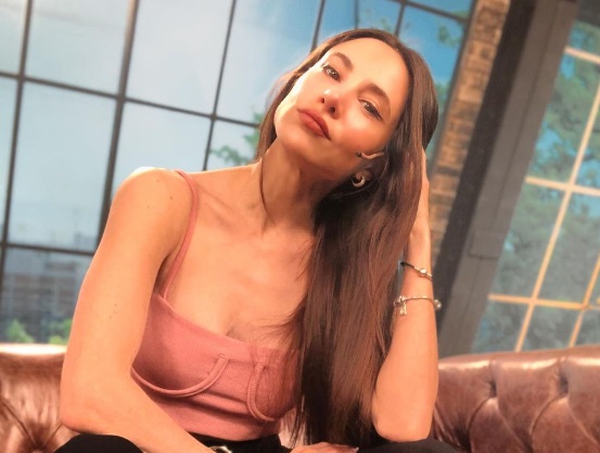 Magui Bravi posó en bikini multicolor cruzada