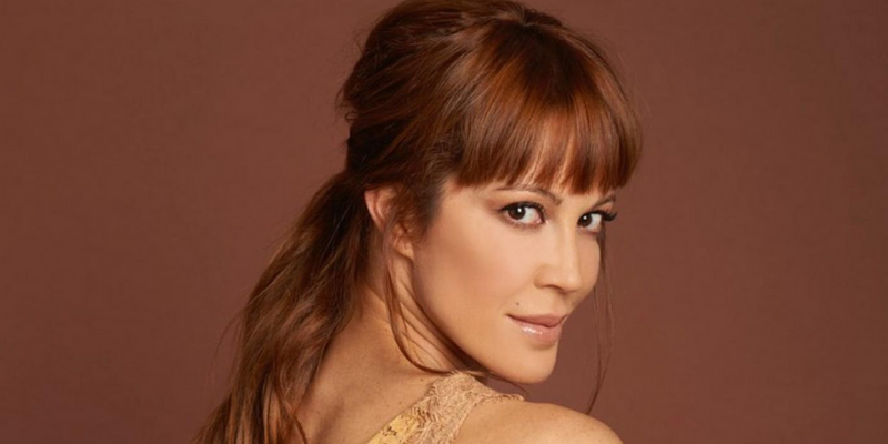 De espaldas y en topless, Miriam Lanzoni lució un jean muy ajustado