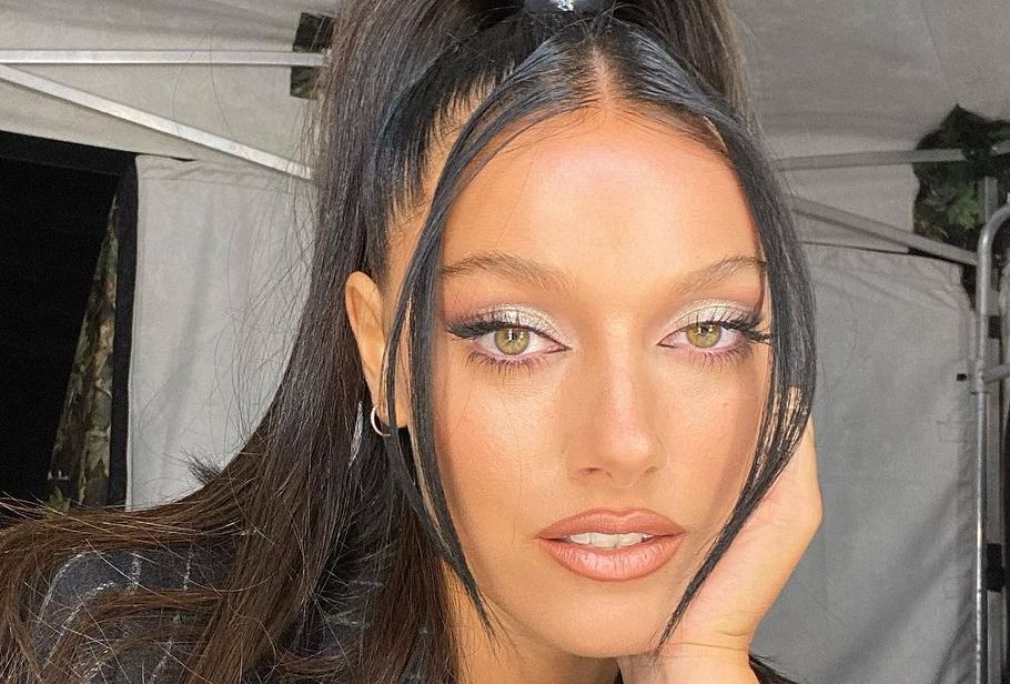 Jean, corpiño y camisa: Oriana Sabatini posó sensual con su look veraniego