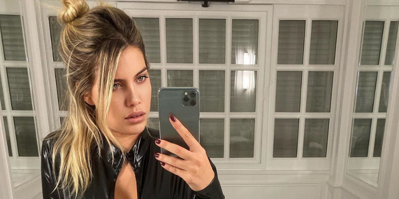 Con un enterito engomado y escotado, Wanda Nara posó frente al espejo