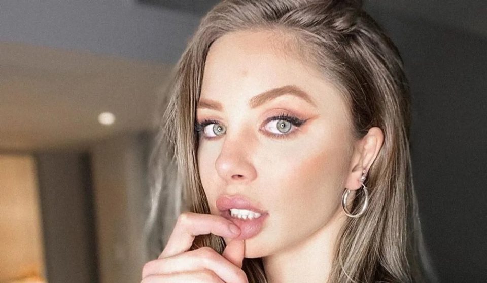 Entre plantas y con un dedo en la boca: Romina Malaspina posó con su nuevo y osado look