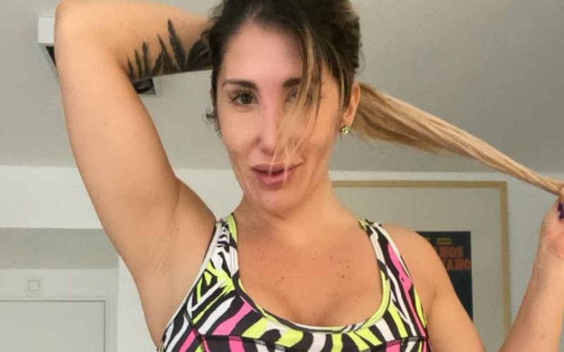 Bikini roja y frente al espejo, Ayelén Paleo posó súper sensual (y espléndida)