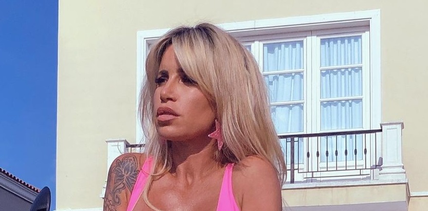 Flores y topless, la secuencia de Florencia Peña al borde de la pileta