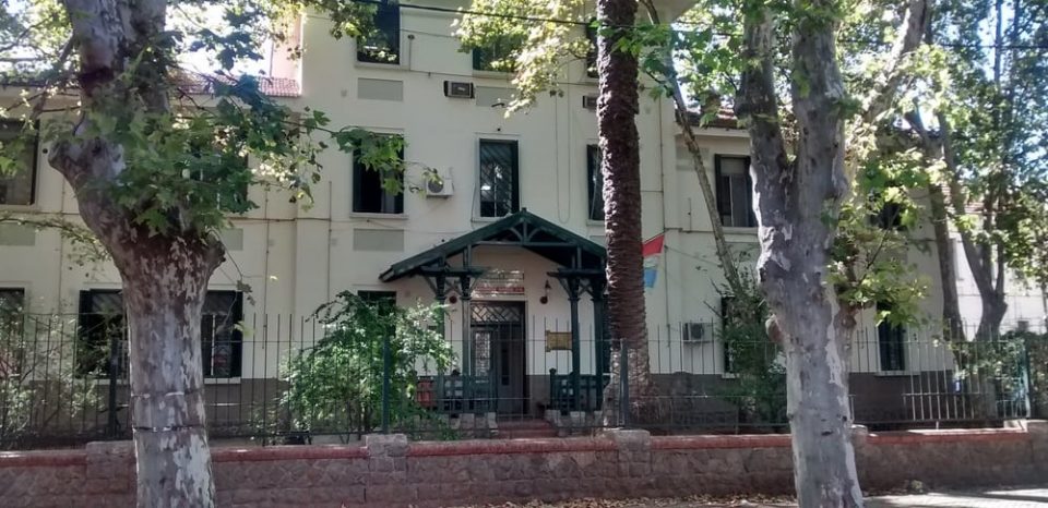 Se hizo el dormido para engañar a un guardia carcelario y se escapó
