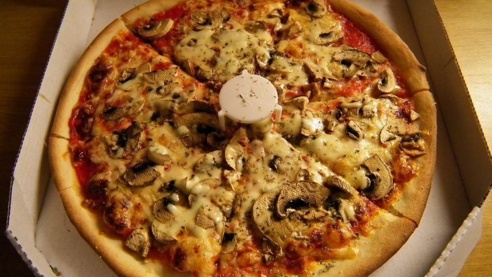 Usó un guardapizza como “reservador de porciones” y el video se volvió viral