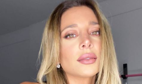 Sol Pérez posó frente al espejo con un traje (pero sin remera)