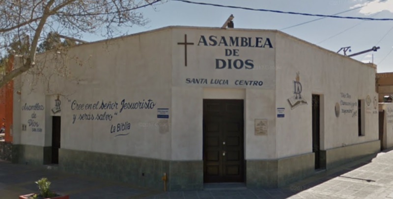 Un hombre cayó desde el techo de un templo y ahora lucha por su vida