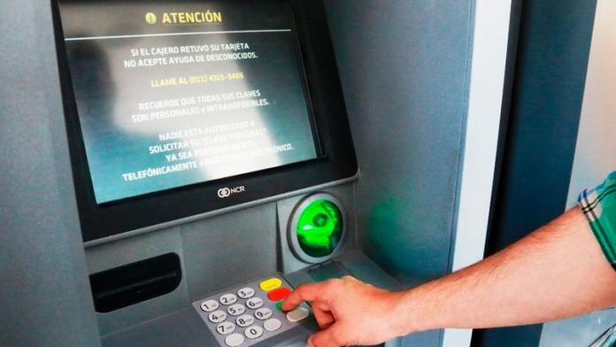 Volverán a cobrar un impuesto al sacar dinero en cajeros automáticos