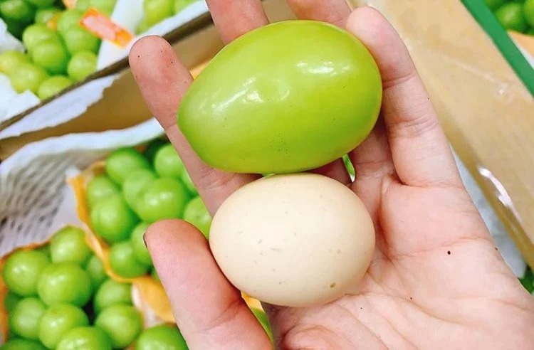 Publicaron fotos de unas uvas más grandes que los huevos de gallina