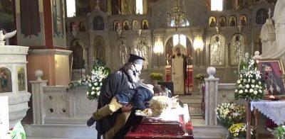 Un sacerdote obligó a un nene a besar el ataúd de un obispo que murió de coronavirus y causó indignación