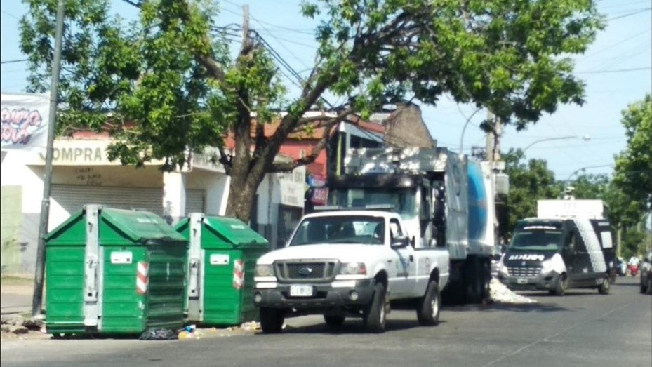 Dormía en un contenedor de basura y estuvo a segundos de ser aplastado por un compactador