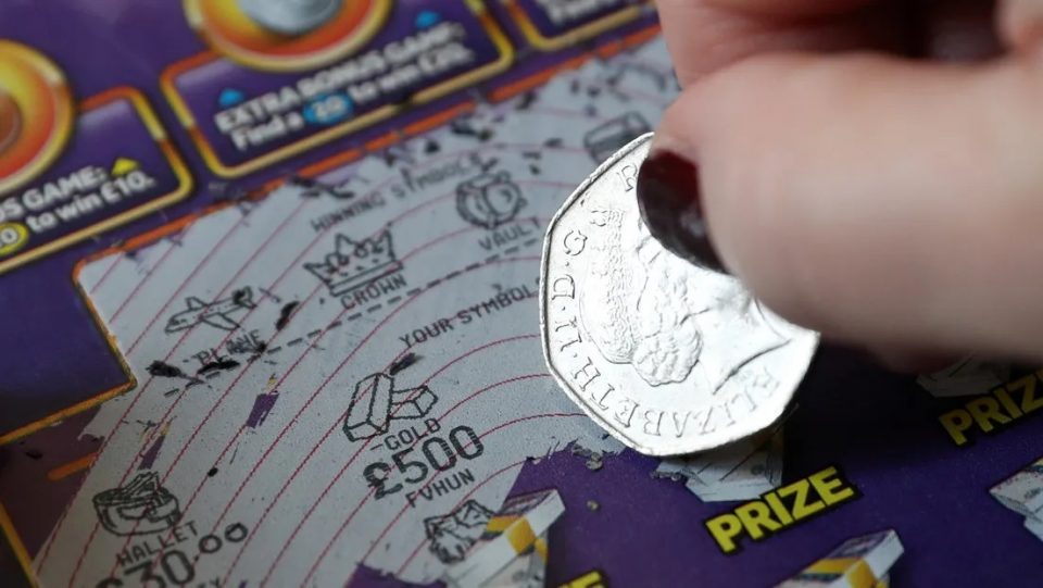 Se puso a limpiar su casa, encontró un billete de lotería y se hizo millonario