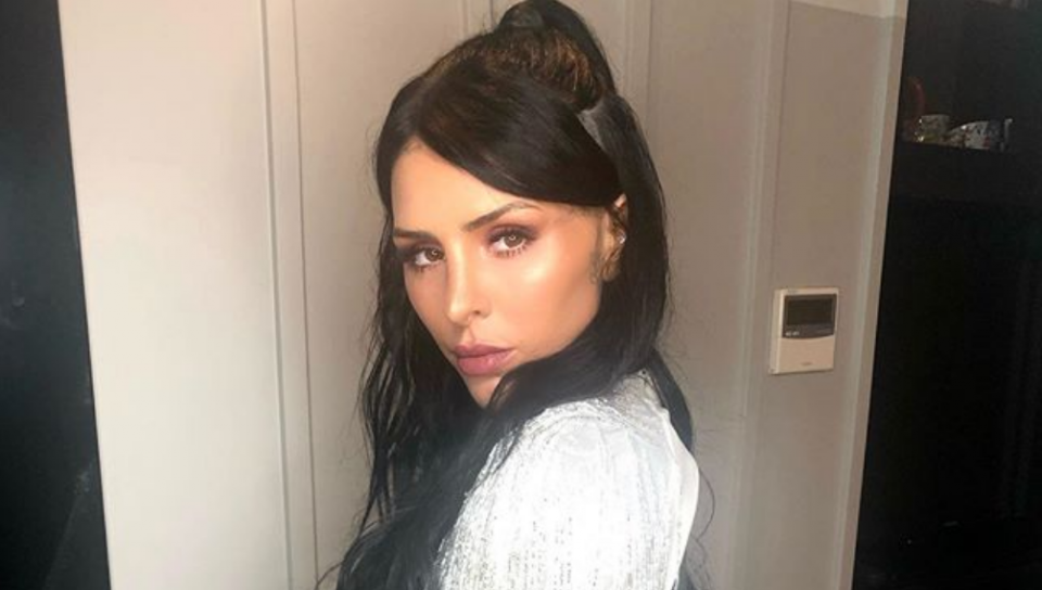 Frente al espejo y en lencería negra, Cande Tinelli posó (muy) seria: “El vino te da curvas”