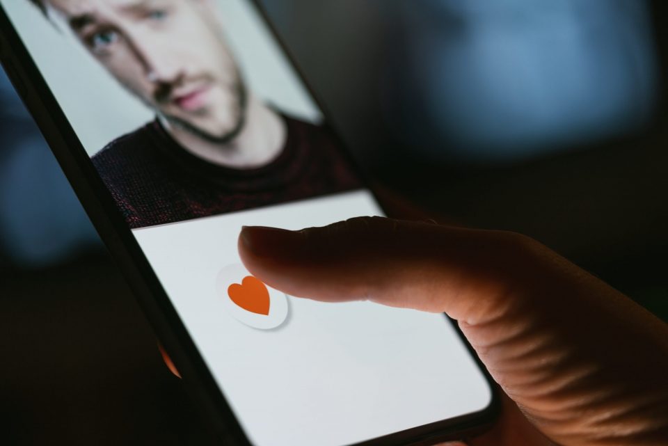 Conoció a un joven por Tinder y su papá la acompañó a su cita