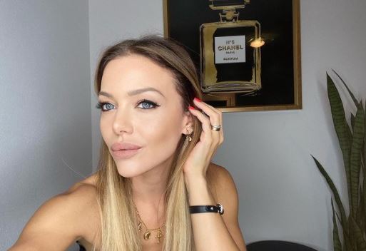 Evangelina Anderson apostó por una pollerita de cuero marrón y se llevó todos los halagos