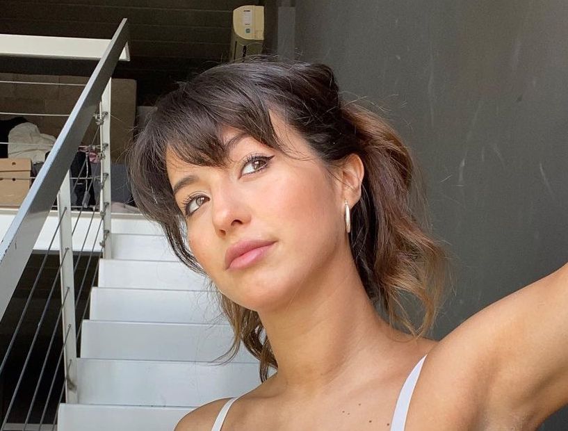 Apenas tapada con una toalla, Flor Vigna posó desde la ducha
