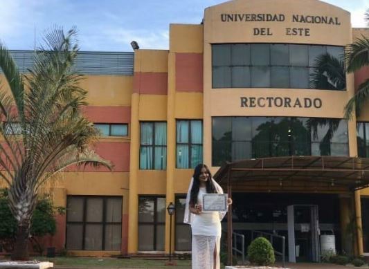 Terminó la carrera y apareció vestida de novia para recibir el diploma