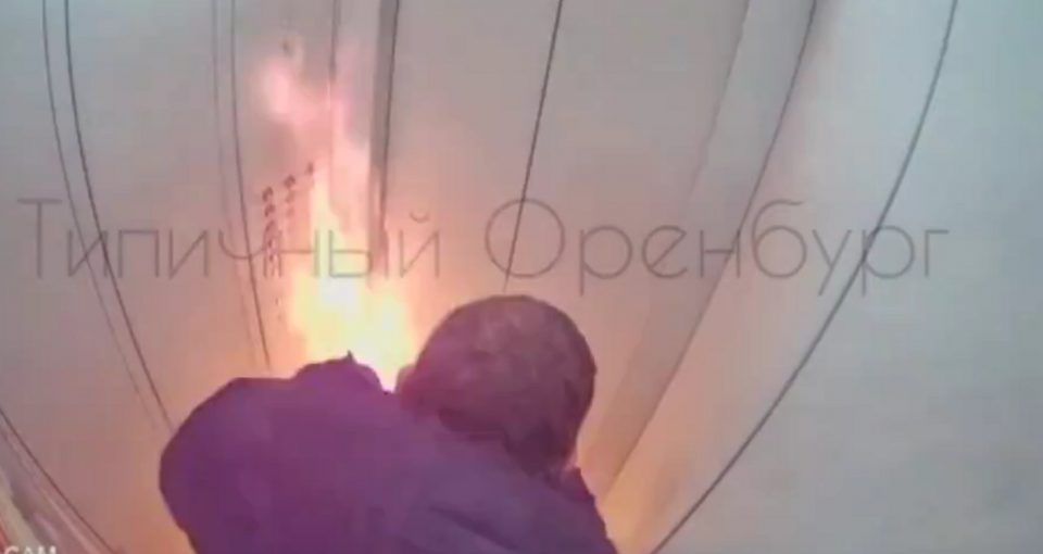 El desesperante momento en que un hombre lucha para apagar un incendio dentro de un ascensor