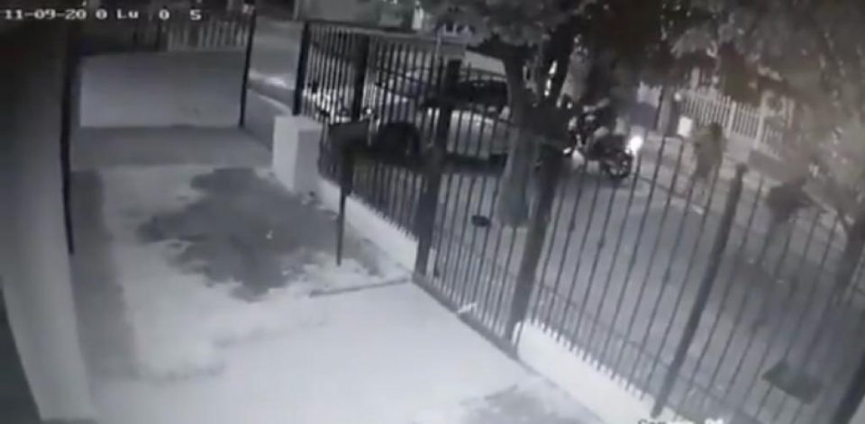 Video: un joven enfrentó a motochorros y le dispararon tres veces