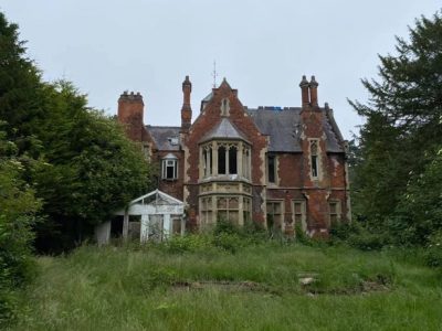 Descubren fotos y retratos espeluznantes en una mansión abandonada