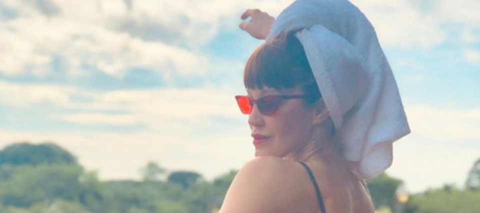De espaldas, Miriam Lanzoni posó con un mono ajustadísimo