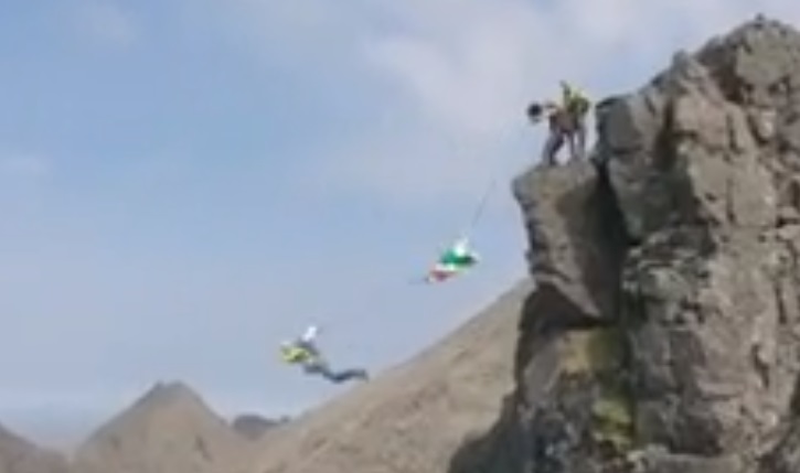 Video: tres hombres asombran a todos al saltar desde la cima de una montaña