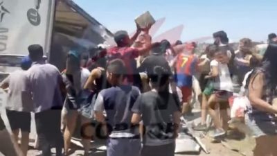 Córdoba: Vecinos saquearon un camión que volcó en Circunvalación
