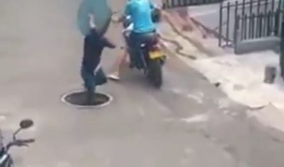 Video: un ladrón intentó robar la tapa de una cloaca y cayó en el agujero
