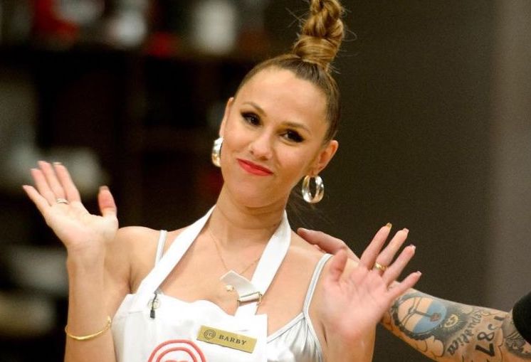 En short y remera atada, Barby Silenzi posó con un mate “rollinga”