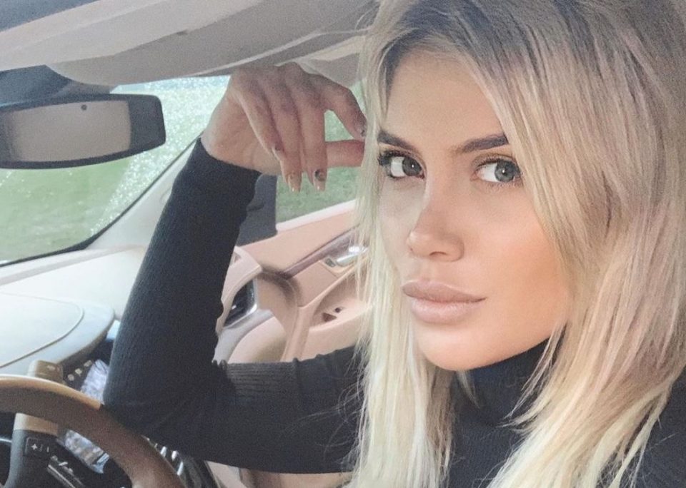 En topless, Wanda Nara posó frente al espejo de su majestuoso baño