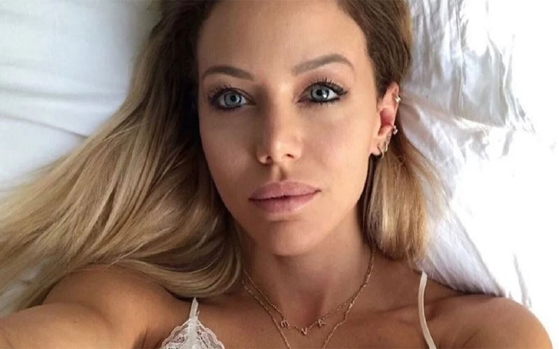 De perfil y con piel al descubierto, Evangelina Anderson mostró más de lo que ocultó