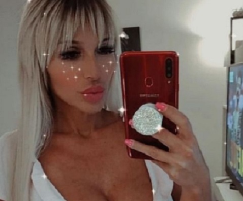 Cecilia Oviedo se fotografió desde la cama y apenas tapada con la sábana