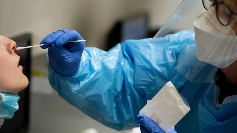 Coronavirus: descubren 5 genes clave asociados a los casos más graves